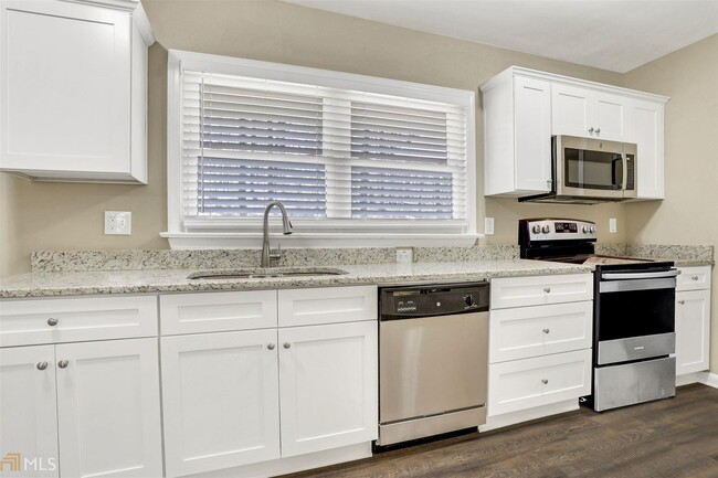 Building Photo - 3020 Collier Dr NW