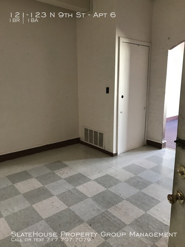 Building Photo - Large 1 Bedroom Apartment