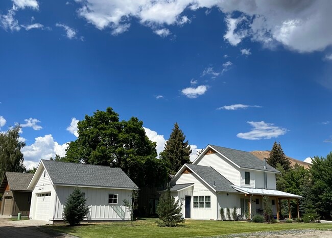 Building Photo - 303 4th Ave N