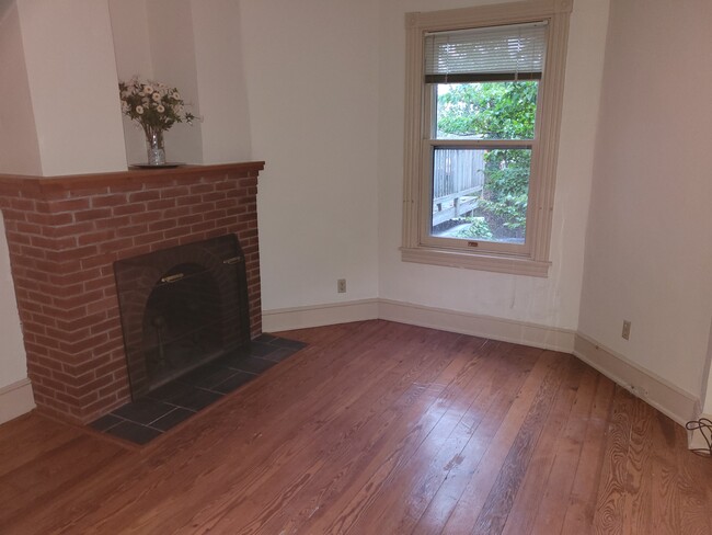 Building Photo - 1518 N Van Buren St
