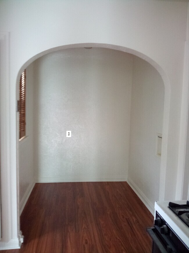 Breakfast nook or office space - 9055 Lucerne Ave