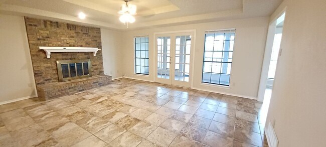 Building Photo - Immediate Move In Lancaster 3-2-2 for Lease
