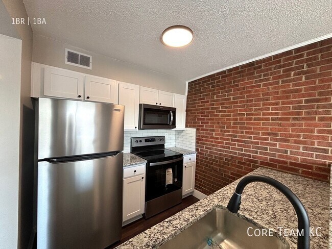 Foto del edificio - Renovated 1 Bedroom on Plaza with Balcony!