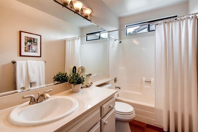 Foto del edificio - Spacious 2-Bedroom Home with 2-Car Garage in Escondido – Available for Pre-Lease Now!