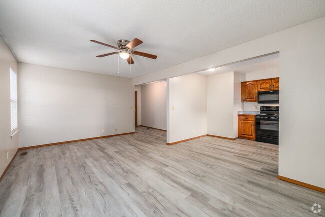 2BR, 1BA - 940SF - Dining Room - Peachtree Apartments