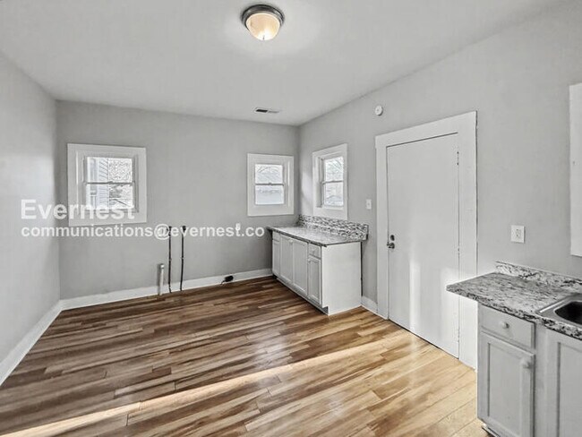 Foto del edificio - 4 Bed/1 Bath Home with On-Street Parking / Pet-Friendly / Vouchers Accepted / Available Now!