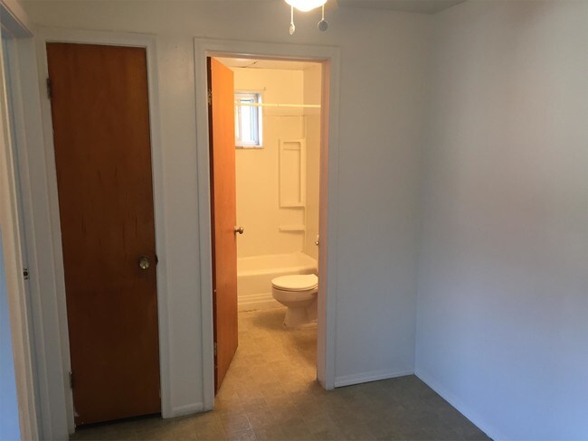 Building Photo - 1206 Eastwood Dr