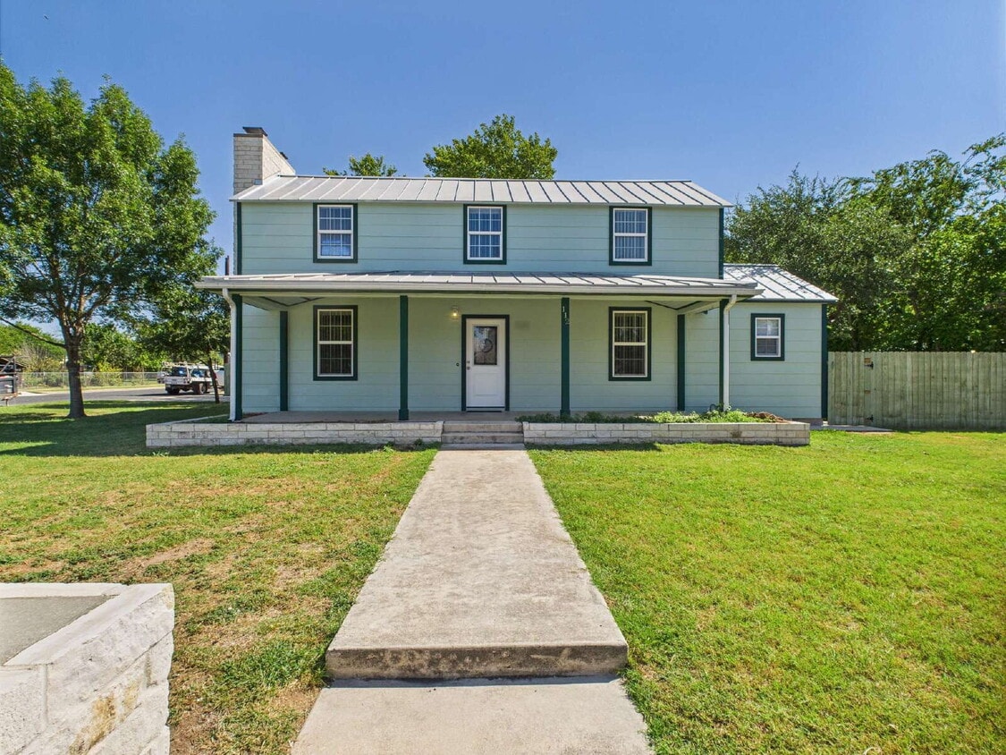 Primary Photo - Gorgeous 4/3 in Quiet Neighborhood Utiliti...