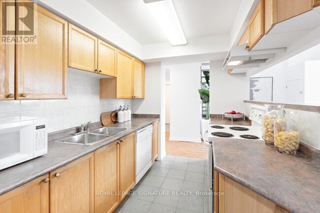 Building Photo - 250 Manitoba St