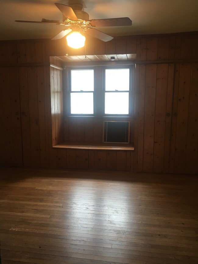 Building Photo - 2 bedroom, 1 bath Bungalow - Available Now!