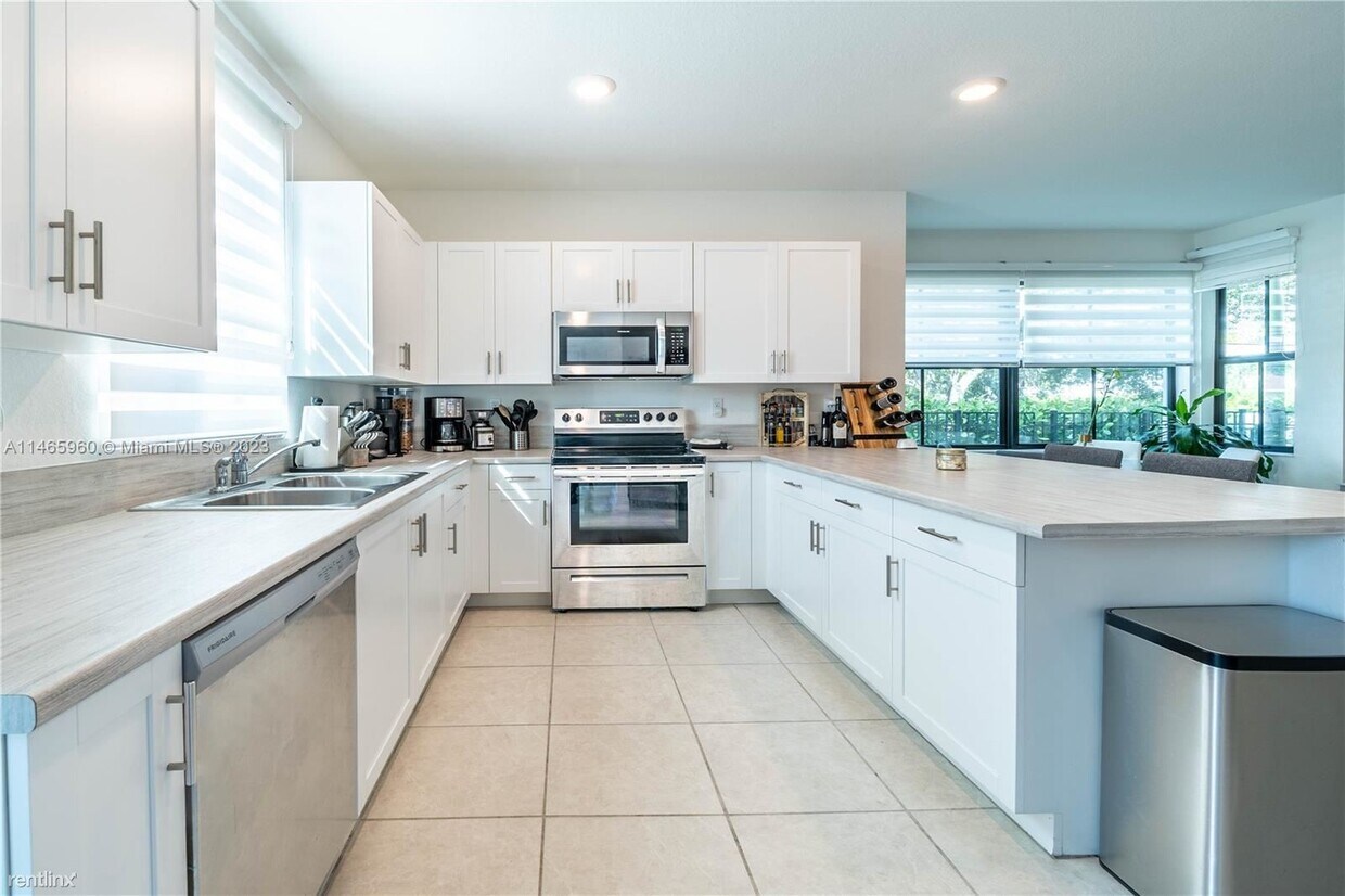 Primary Photo - 3 br, 2.5 bath Townhome - 1928 SW 5th Blvd...