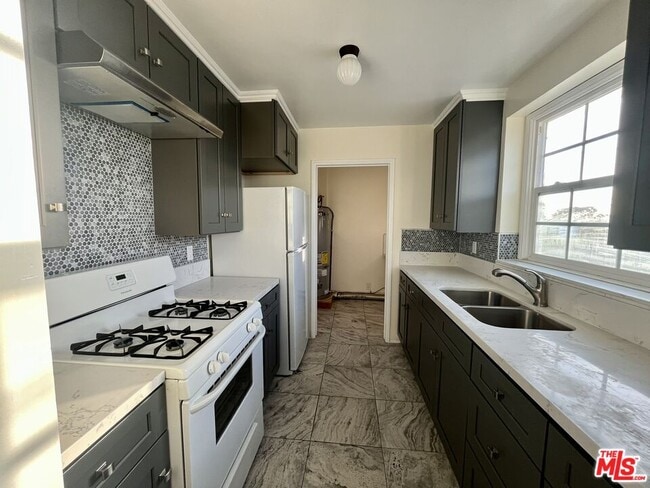 Foto del edificio - 5913 Overhill Dr