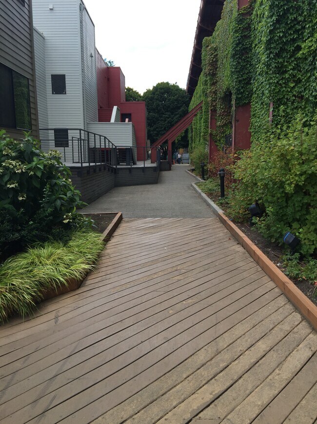 View of the side of the units - 1040 NW Naito Parkway