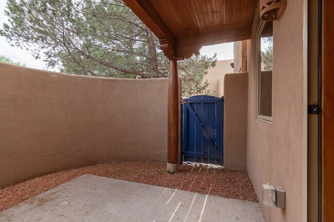 Foto del edificio - Fully Furnished Two Bedroom Condo Available Now!