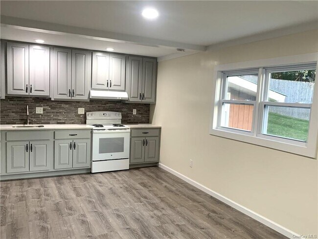 Foto del edificio - 8066 Albany Post Rd