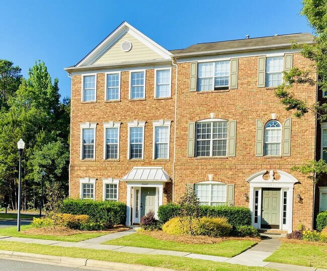 Foto del edificio - Heart of Ballantyne!  Beautiful End Unit Townhome. 2 Large Primary Suites Up & Flex Rm/3rd BR On ...