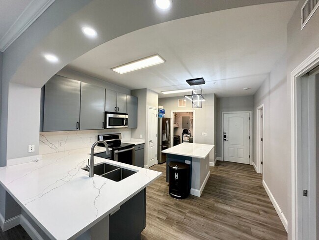 Foto del edificio - 2/2 Updated Condo in West Campus