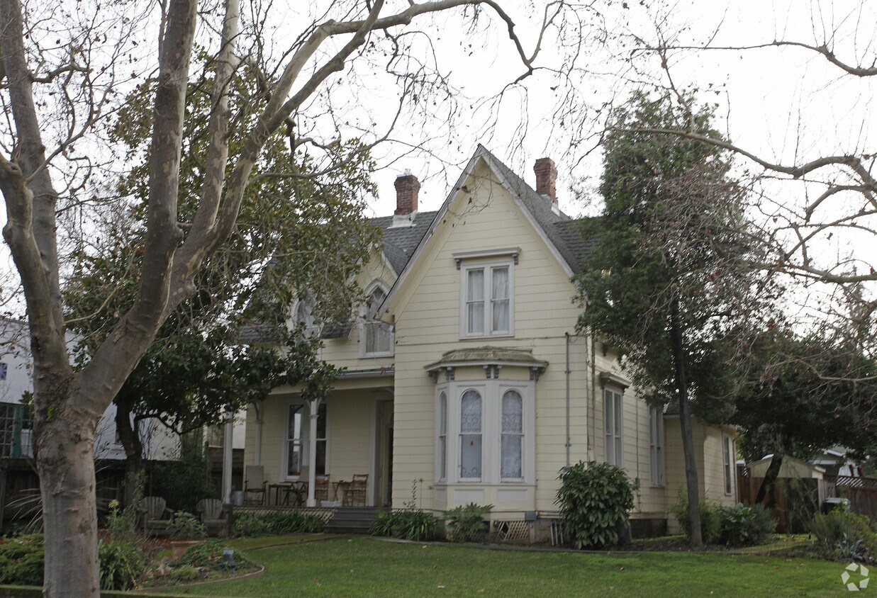 Building Photo - 400 6th St