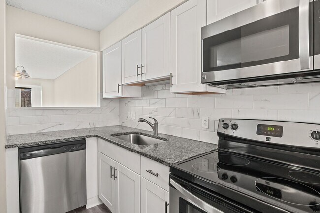 Foto del edificio - Delightful Two bedroom townhouse available NOW