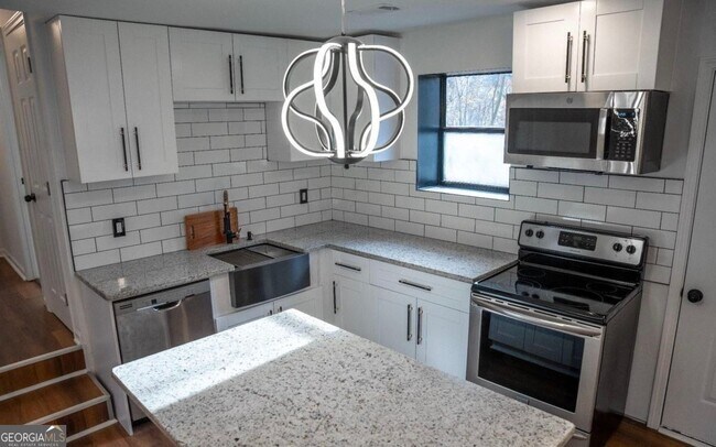 Building Photo - 683 Almon Rd