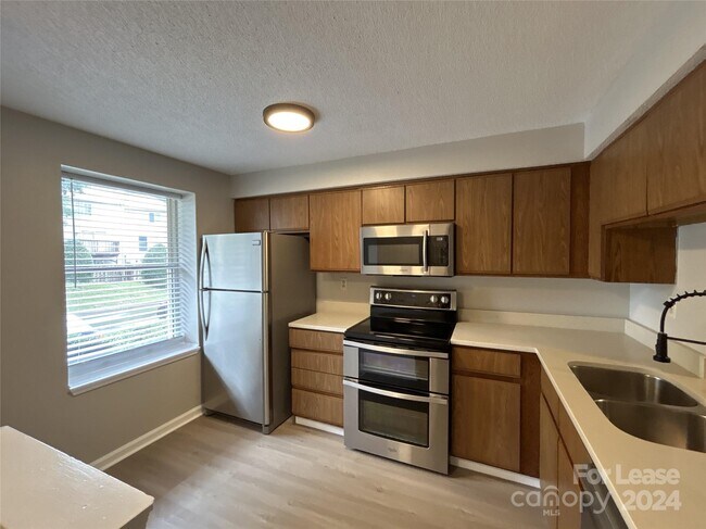 Building Photo - 9618 Vinca Cir