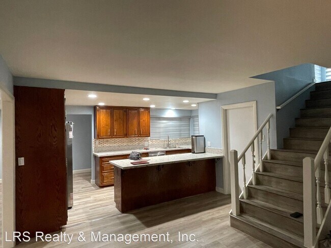 Building Photo - 5 br, 2.5 bath House - 3001 N. Valley View...