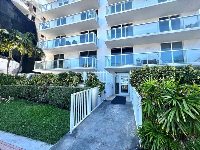 Building Photo - 2457 Collins Ave