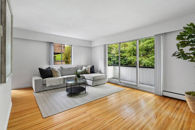 Photo du bâtiment - 2225 8th Ave