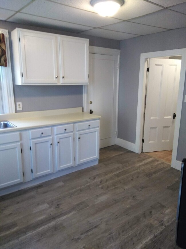 Comparable kitchen - 13 Broad St
