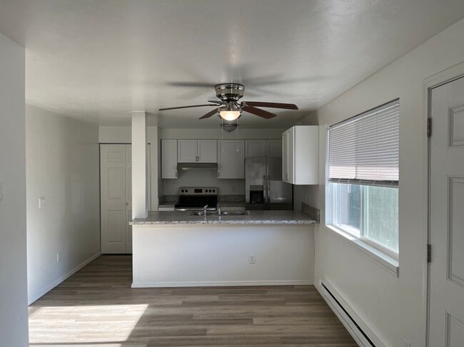 Building Photo - 1442 W Sandalwood Dr