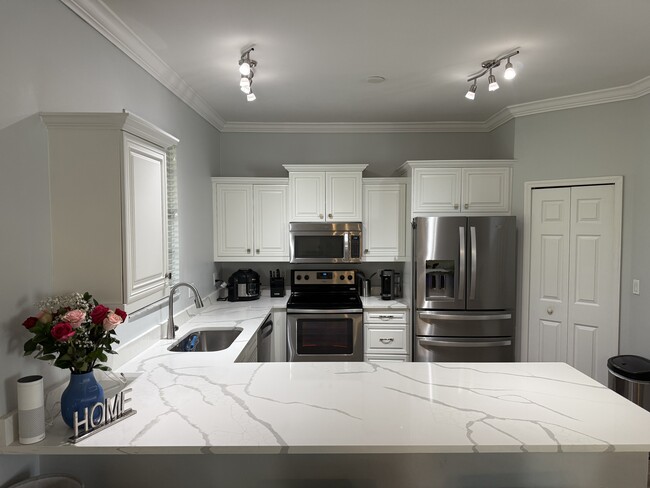 Foto del edificio - 14617 Sutherland Ave
