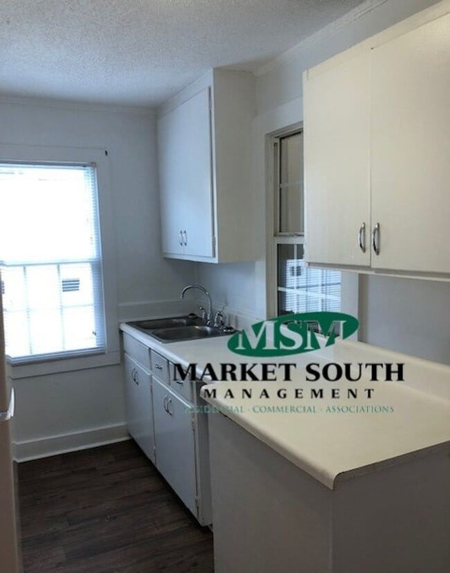 Building Photo - NEWLY RENOVATED 2 BEDROOM HOME IN GARDEN CITY