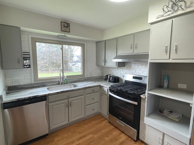 Building Photo - 594 Comstock Ave