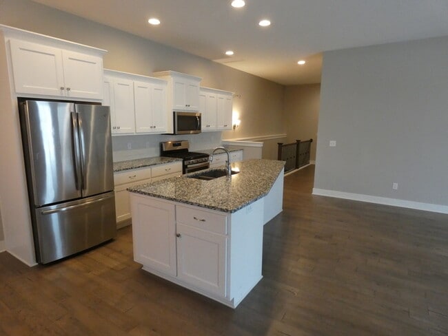 Building Photo - Luxurious Town Home