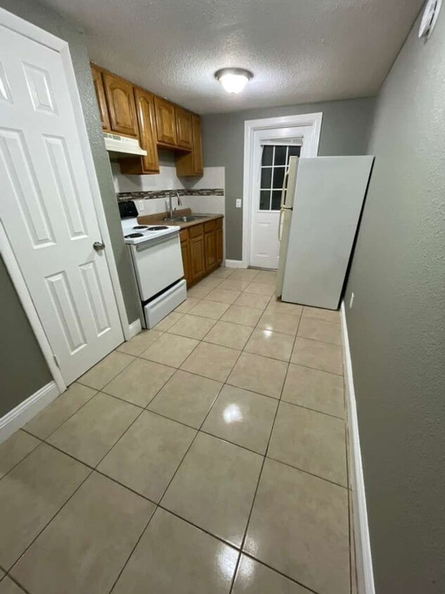 Palm River 2/1 Duplex- Move-In Ready! Apply FOR FREE today! - Palm River 2/1 Duplex- Move-In Ready! Apply FOR FREE today!