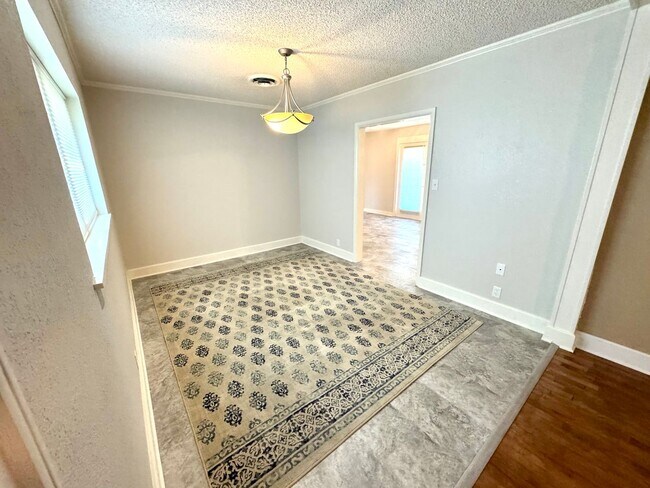 Building Photo - Charming 3-bedroom, 2-bath home on a corne...