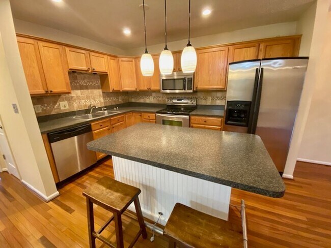 Building Photo - Beautiful 3 Bedroom 2 Full bathroom condo ...