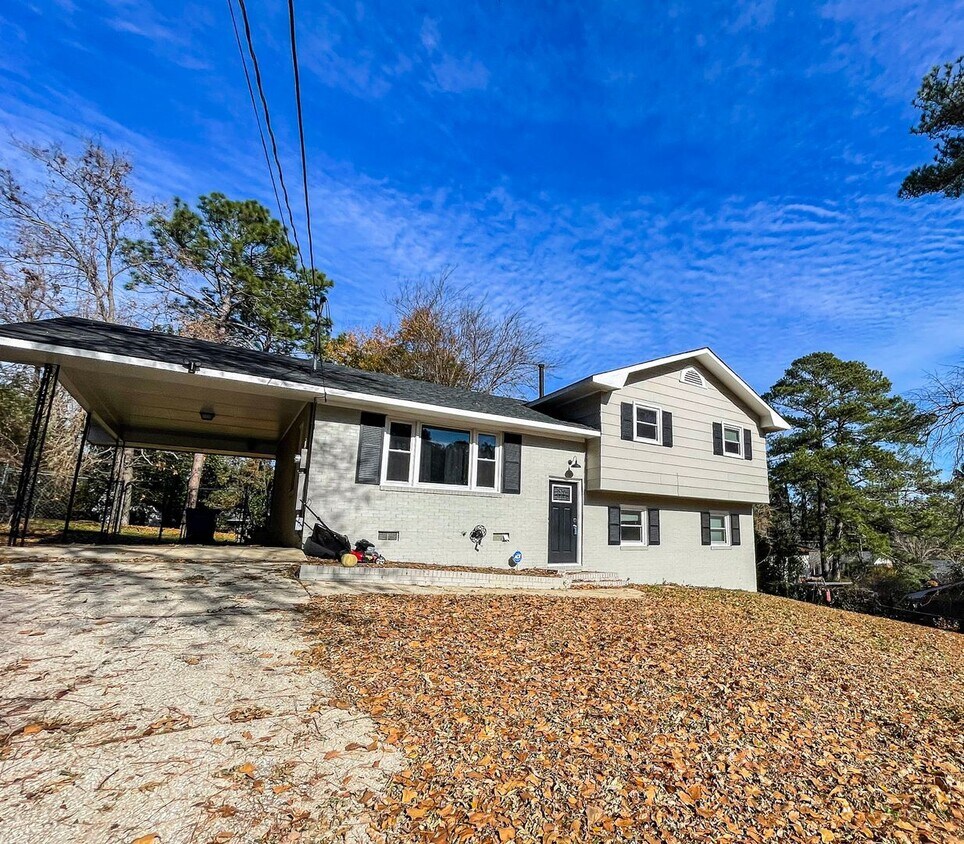 Primary Photo - 3 Bedroom 3 Bathroom Tri-level - Pets Okay