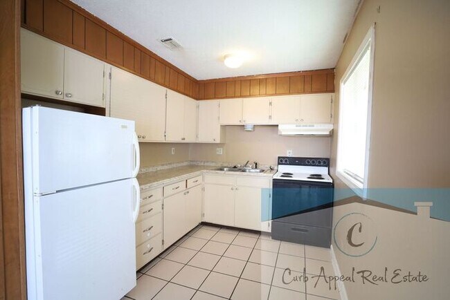Foto del edificio - This 2 bedroom 1 bath apartment - includes refrigerator, stove and dishwasher.
