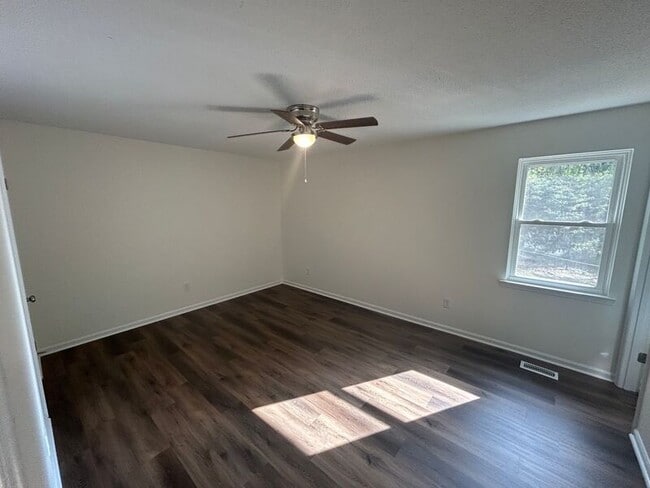 Building Photo - 1300 McCravy Ln