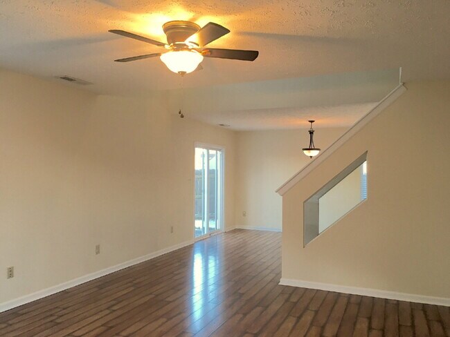 Building Photo - Welcome home to this charming 3-bedroom, 2.5-bath home with a loft in the desirable Village Pines...