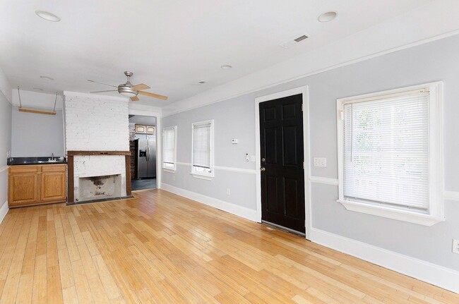 Building Photo - Charming Three bedroom Charleston Single F...