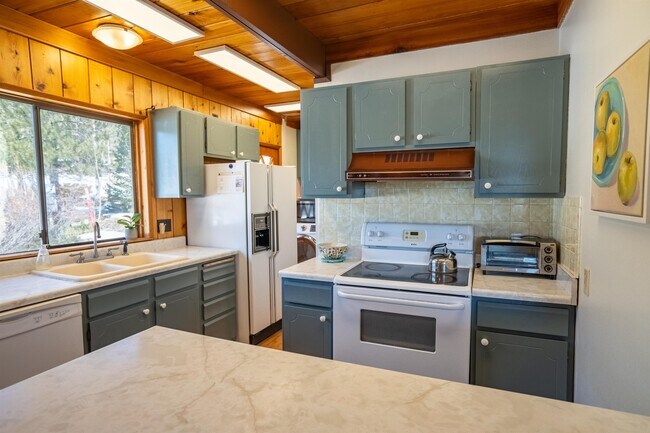 Foto del edificio - 18850 Fir Dr