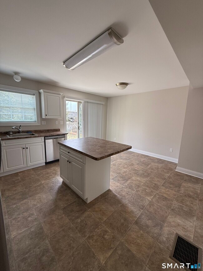 Foto del edificio - 783 Naugatuck Ave