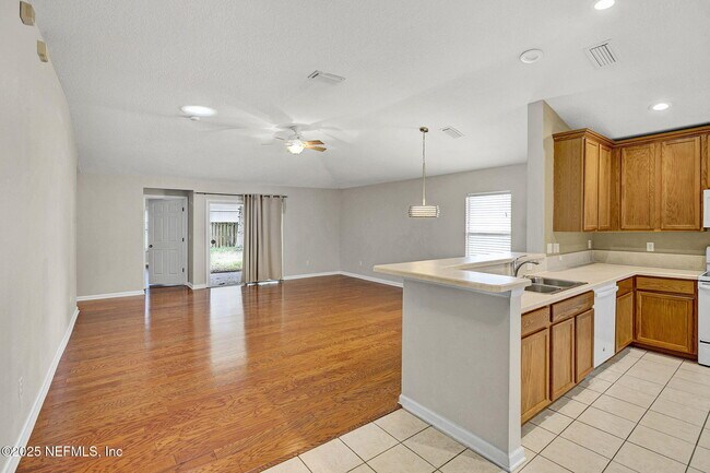 Building Photo - 2105 S Cranbrook Ave