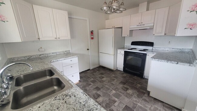 Building Photo - Comfortable Gardiner Living!