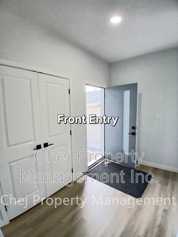 Photo du bâtiment - 16517-16520 20 Ave SW