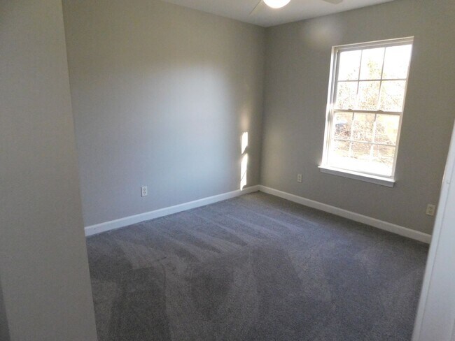 Building Photo - 4 bedroom 2.5 bath newly renovated