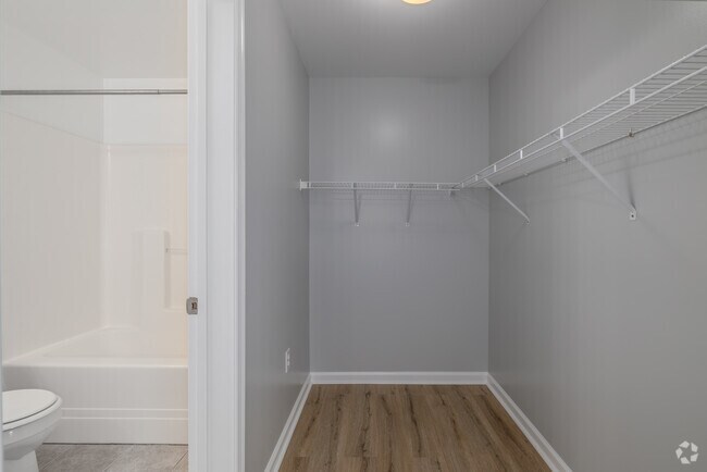 3 habitaciones, 3 baños - 1200 pies cuadrados - Dormitorio con armario y baño - Mont Alto Village