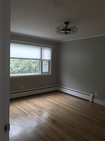 Amplio dormitorio principal y armario. - 748 Feura Bush Rd